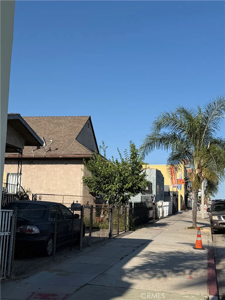 4227 E Cesar E Chavez photo 2