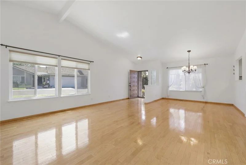 1260 Tiburon photo 2