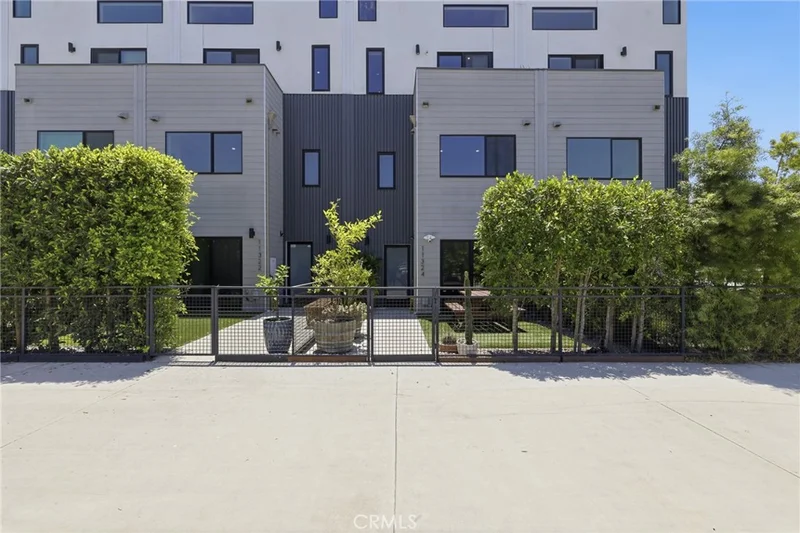 11324 Victory Boulevard, North Hollywood, CA 91606