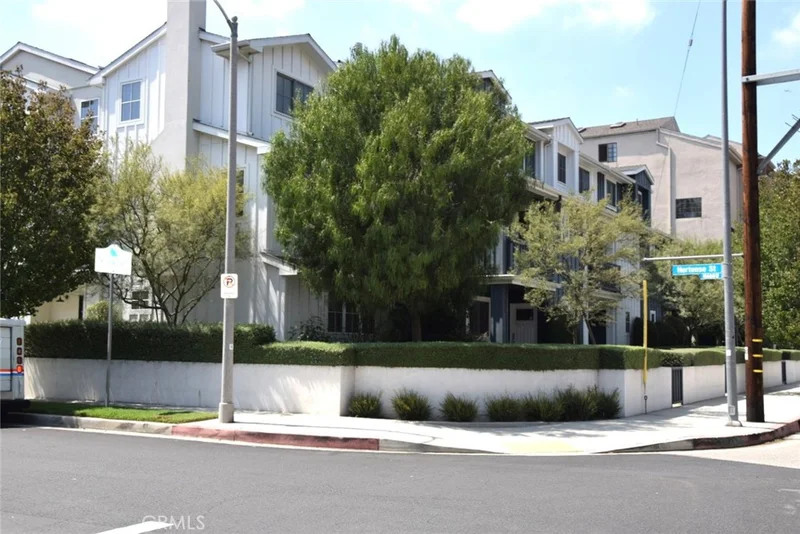10757 Hortense 304 photo 2