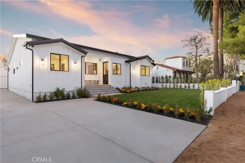 5537 Sunnyslope Avenue