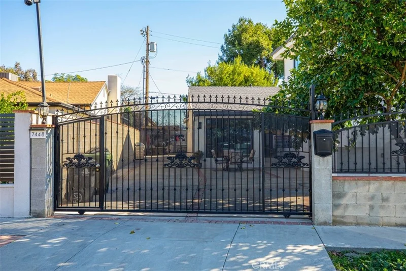 7446 Mammoth Avenue photo 2