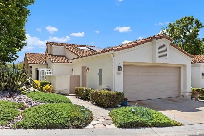 9046 Circle R Oaks Lane, Escondido, CA 92026