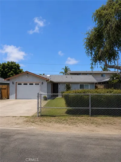 2285 La Verne