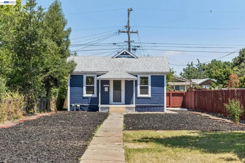 Photo 2 of 212 Illinois Street