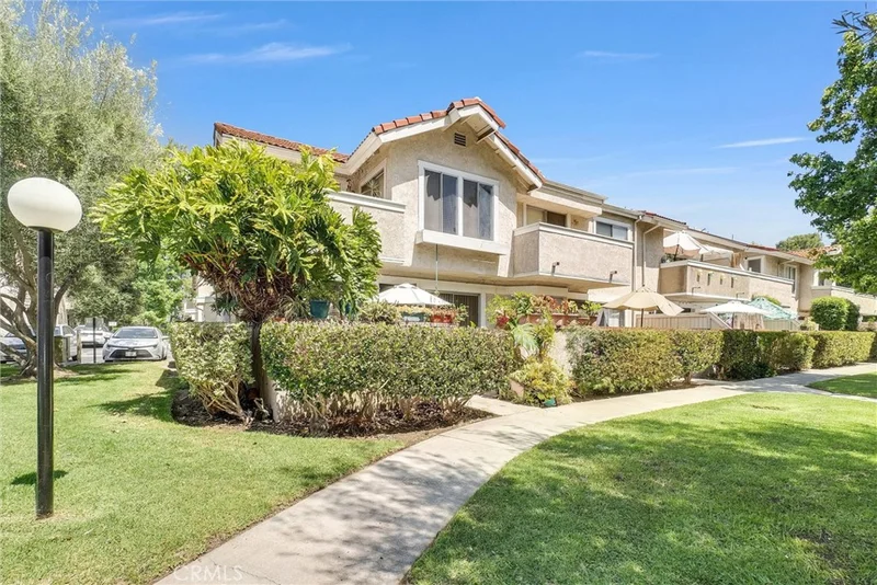 1530 Elkwood