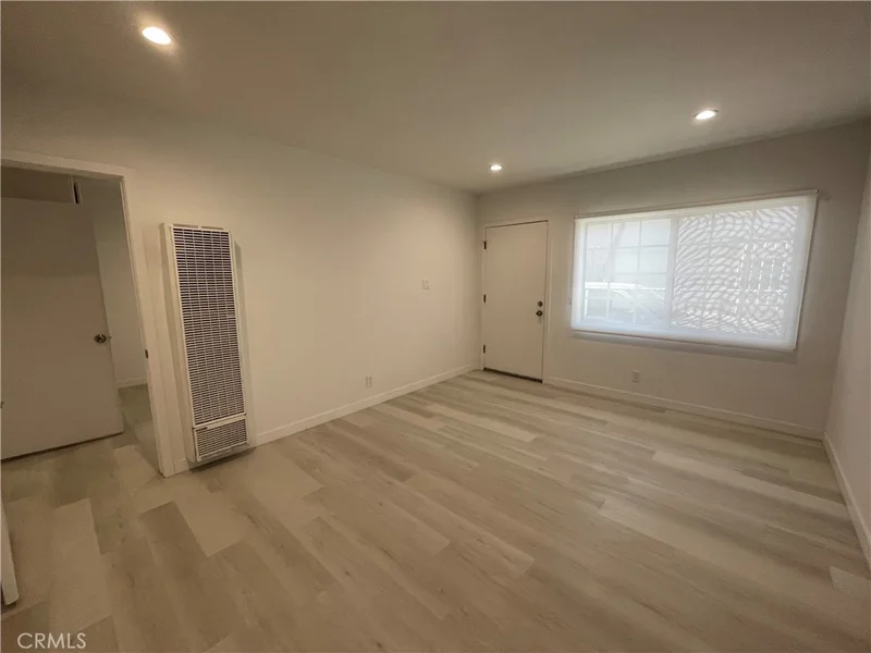 1152 E 77th