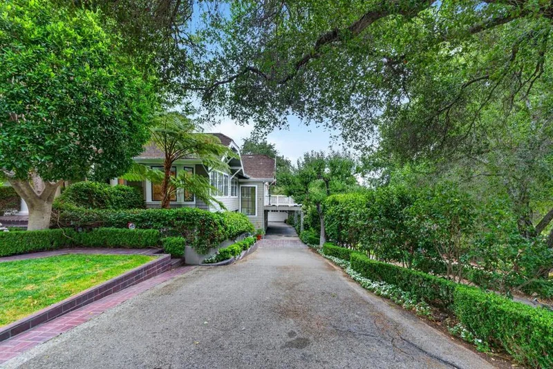 Photo 2 of 52 Hernandez Avenue