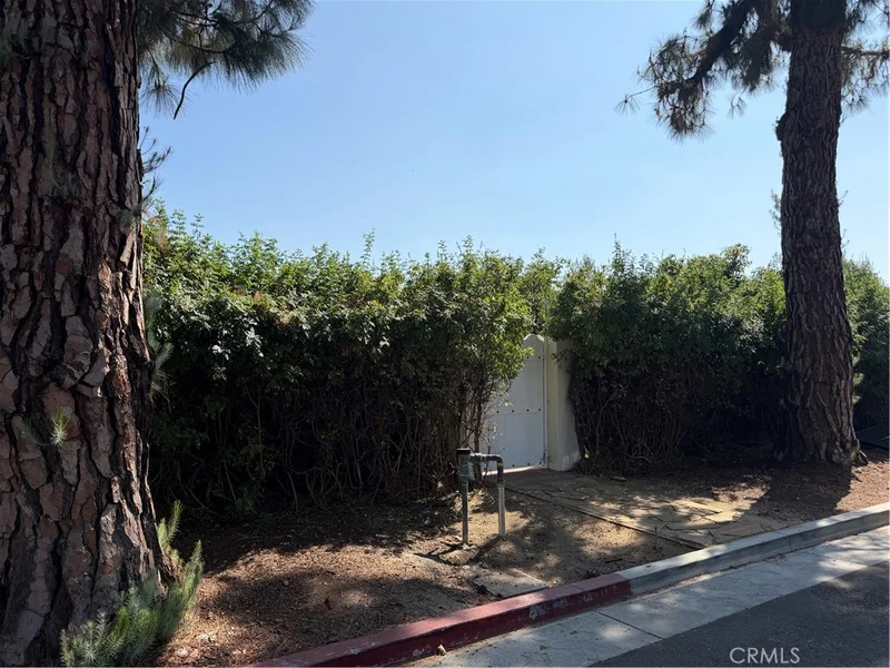 305 W Kenneth Road