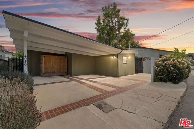 4950 Marmol Drive, Woodland Hills, CA 91364
