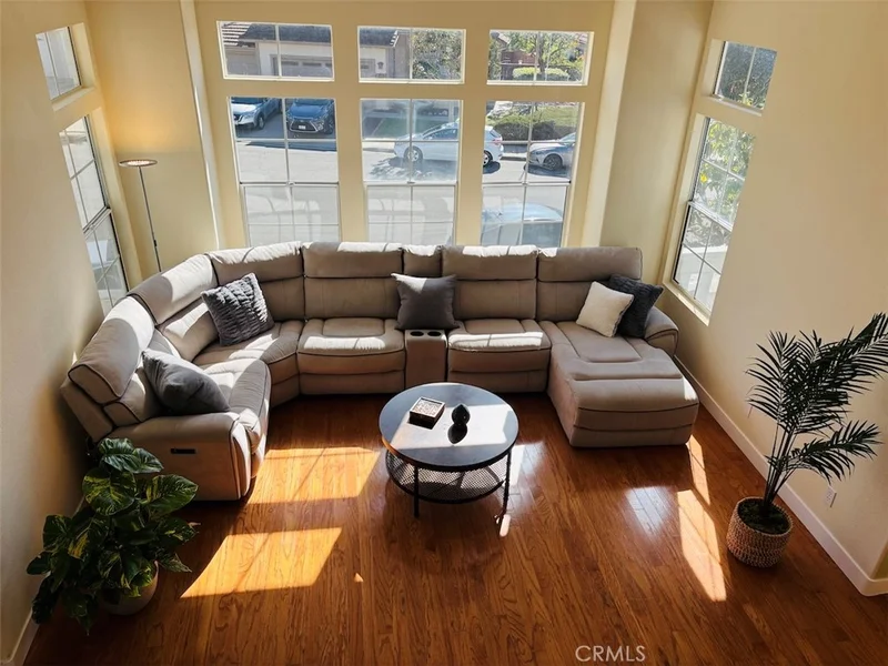 2114 Laura Drive photo 2