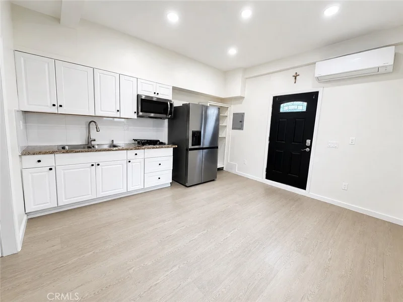 19520 Hart Street photo 2