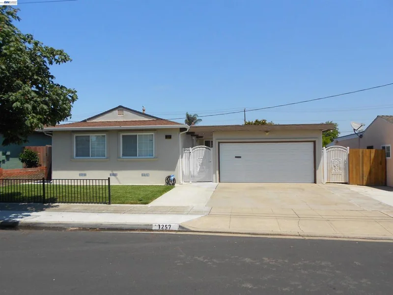 1257 Henderson Ln