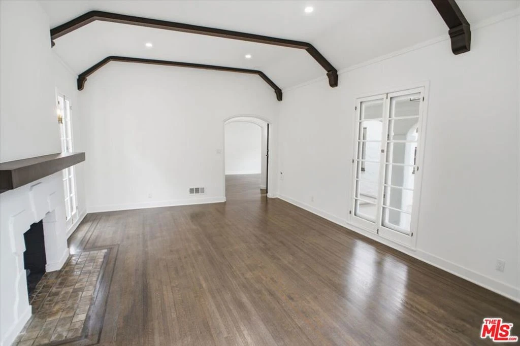 Interior 4