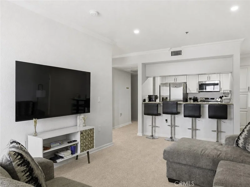 838 Pine 215 photo 2