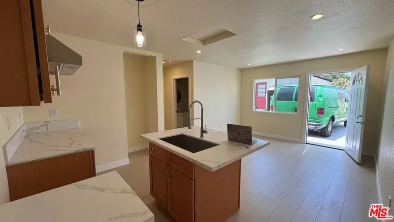 2528 Elkgrove Avenue B photo 2