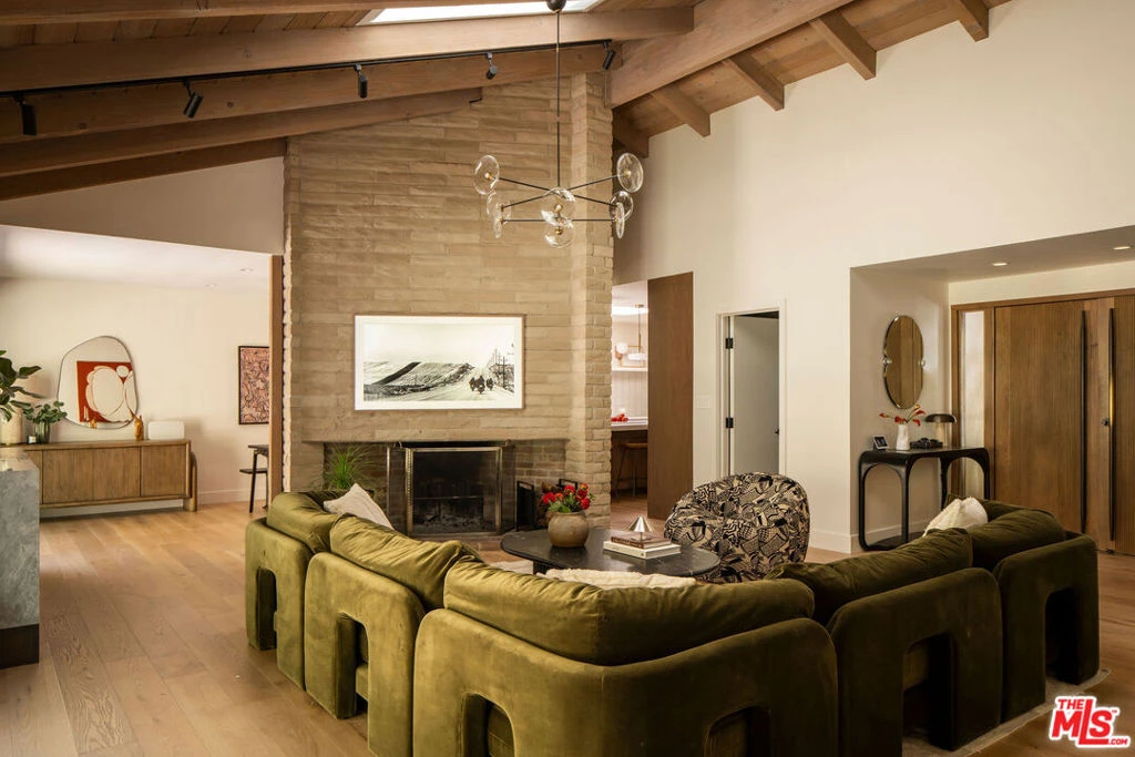 Interior 4