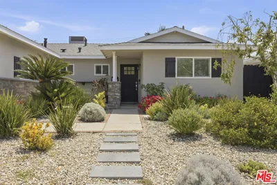 10430 Owensmouth Avenue photo 2