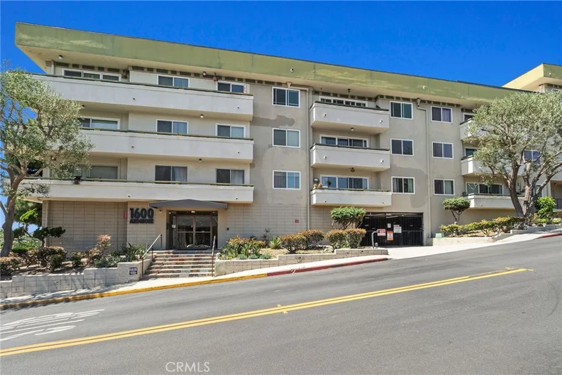 Photo 2 of 1600 Ardmore Avenue 417