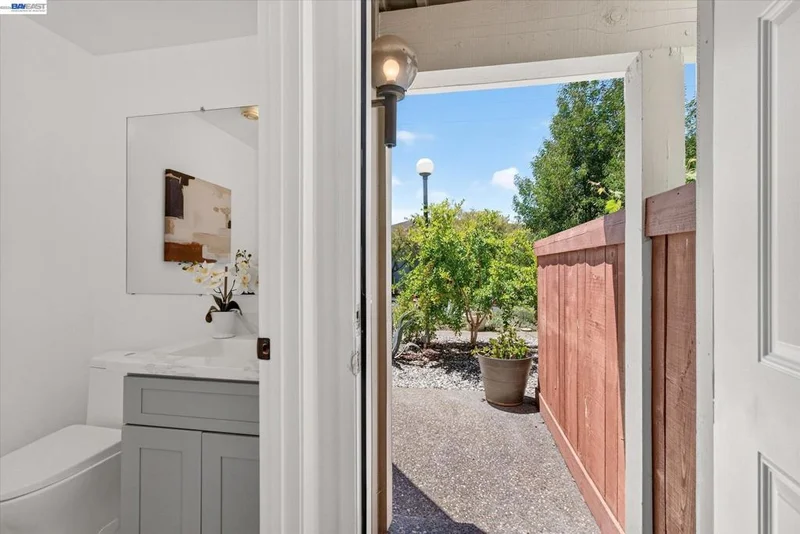 112 Mission Dr photo 2