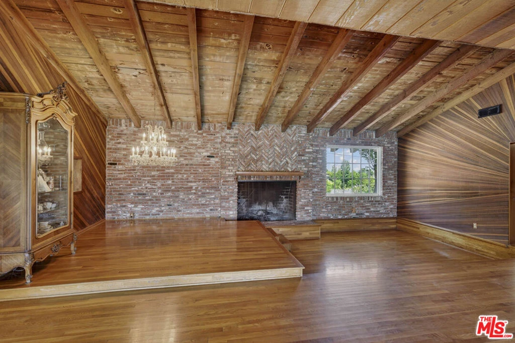 Interior 4