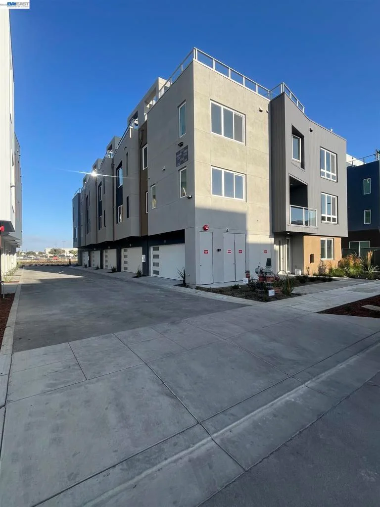 Photo 2 of 2360 Stanford Street