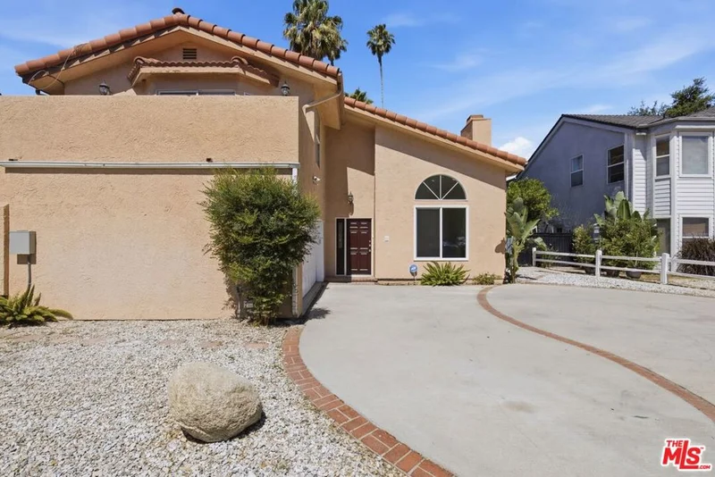 19250 Oxnard Street photo 2