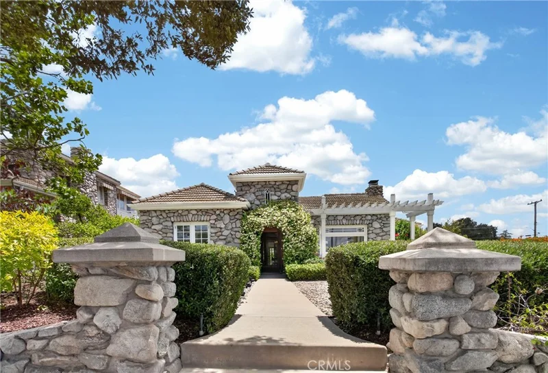 902 E Olive Avenue, Burbank, CA 91501