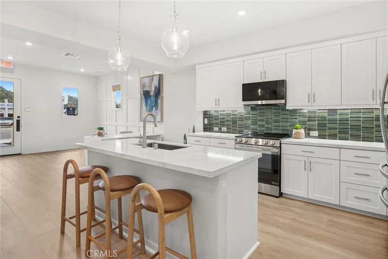 555 Gregory Way photo 2