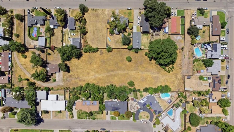 Photo 2 of 2912 Oleander Avenue