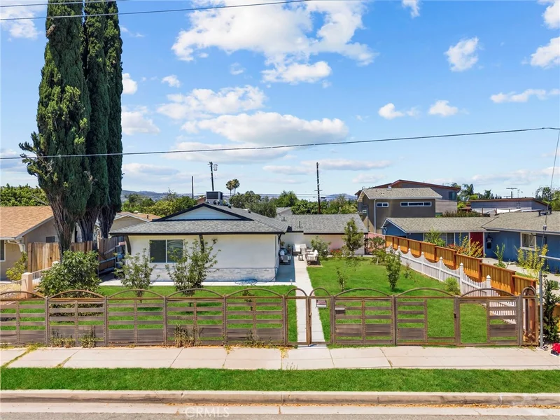 23817 Victory Boulevard photo 2
