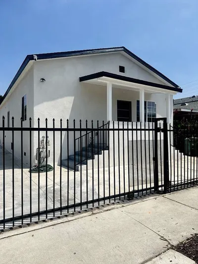 1475 E 57TH ST photo 2