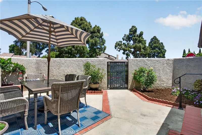 8488 Oakstone Circle, Huntington Beach, CA 92646