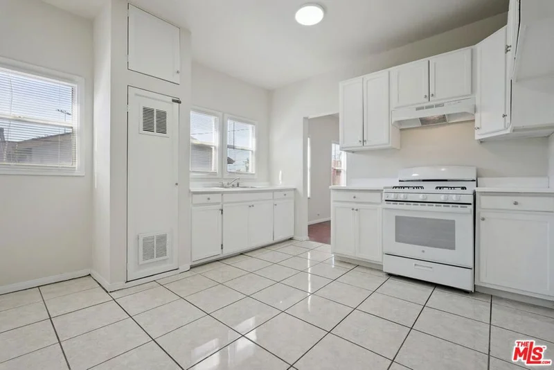 1464 3/4 W 35th Place photo 2