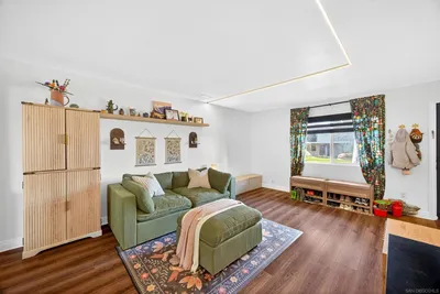1045 Peach Ave 50 photo 2