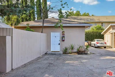 6727 1/2 Orion Avenue photo 2