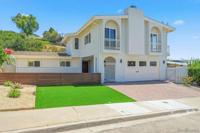 3855 Southview photo 2