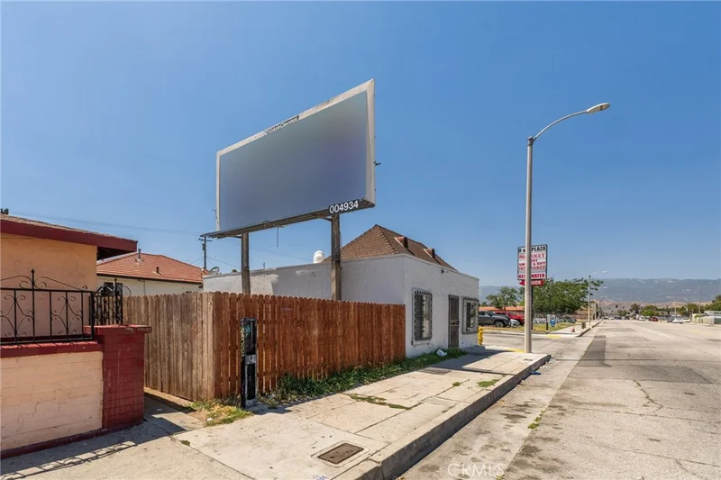 796 N Mount Vernon Avenue photo 2