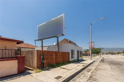 796 N Mount Vernon Avenue photo 2