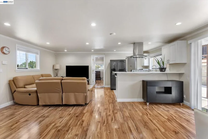 26770 Hayward Blvd photo 2