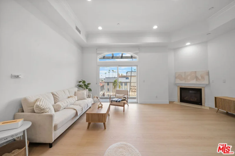 309 S Mariposa Avenue 301 photo 2