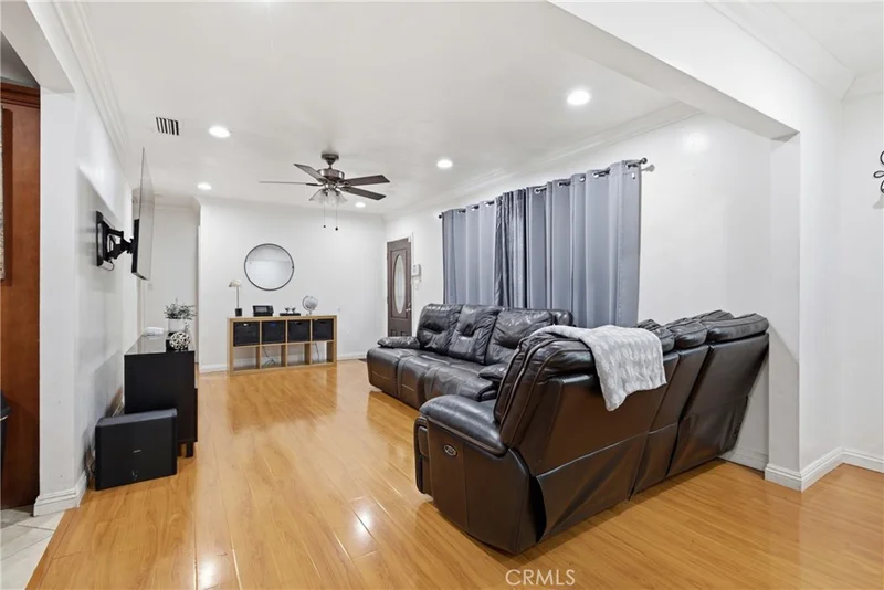 156 E 49th photo 2