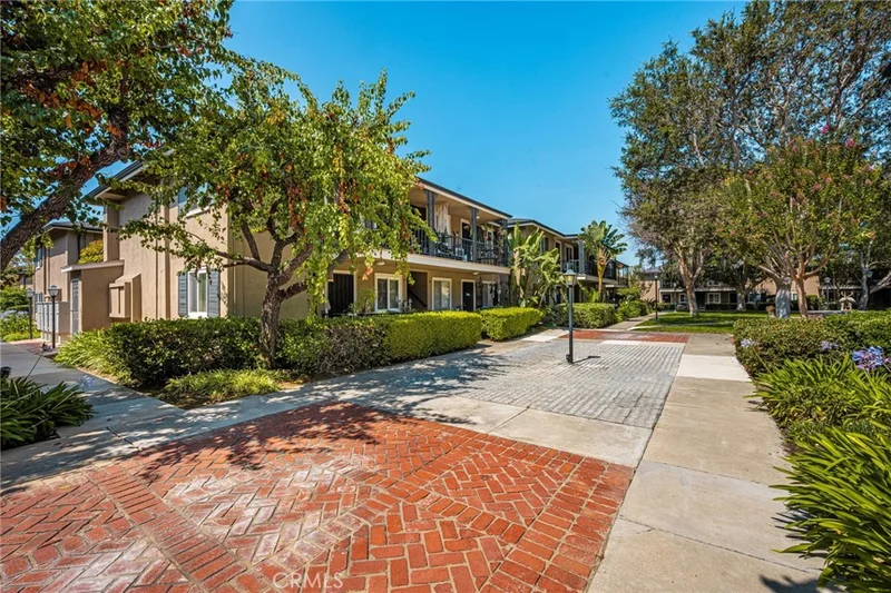 Photo 2 of 660 S Glassell 44