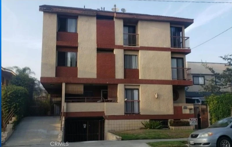 415 W Stocker Street 102