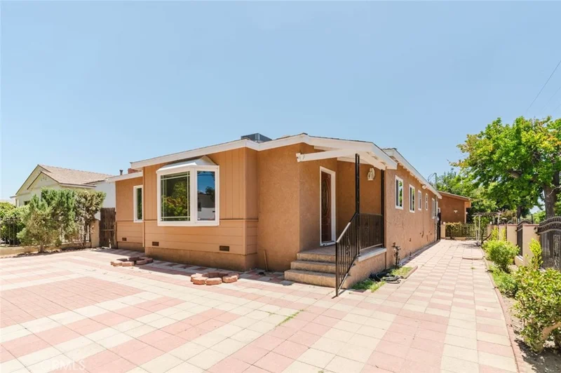 13856 Runnymede Street photo 2