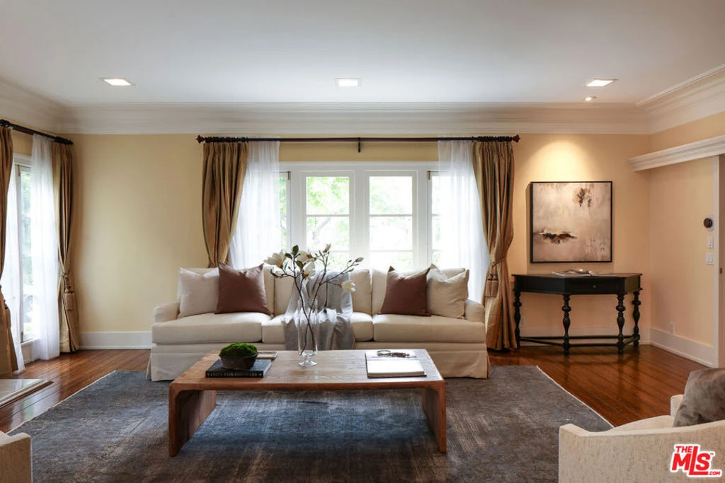 Interior 4