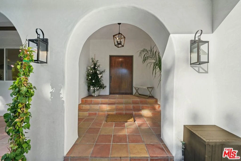 Interior 4