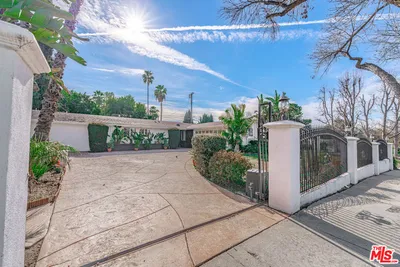 20746 Clarendon Street, Woodland Hills, CA 91367