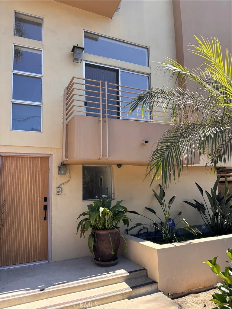 13440 Moorpark Street 101