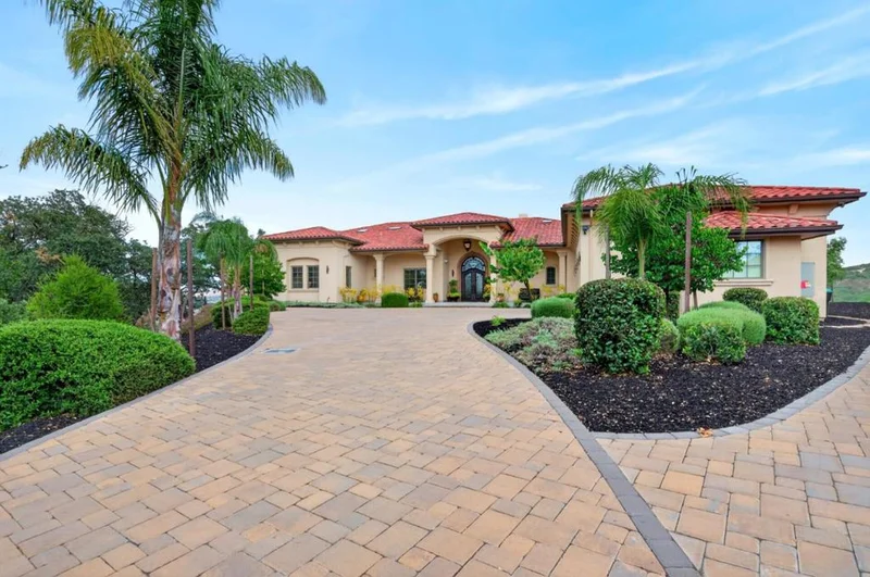 Photo 2 of 5 Winding Oaks Drive